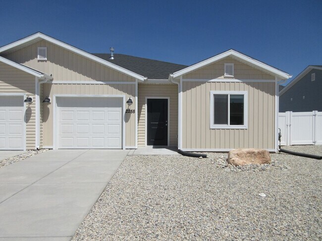 Building Photo - Newer Construction Single Level Twin Home ...