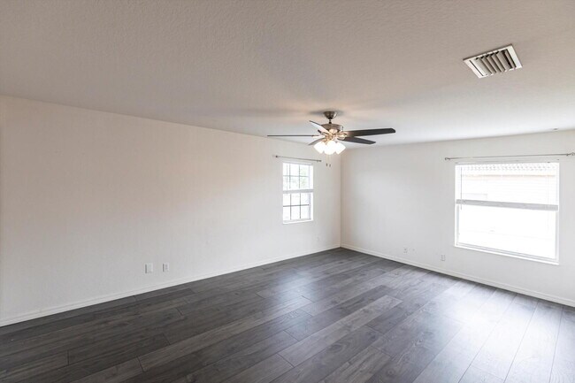 Building Photo - Rare 5 Bedroom Pool Home in Gated Community