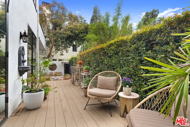 Building Photo - 2065 Watsonia Terrace