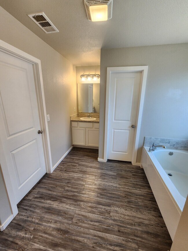 Building Photo - In Lone Star Trails! 3 bed 2 bath, 2 car garage