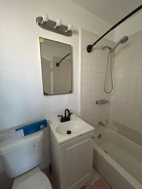 Building Photo - 1832 Skyline Dr