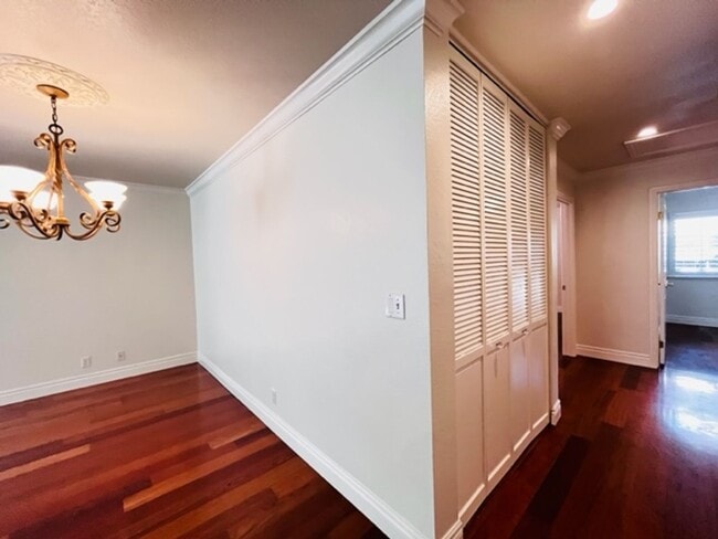 Building Photo - Gorgeous 3Bd/2BA + Den/Office or 4th Bedro...