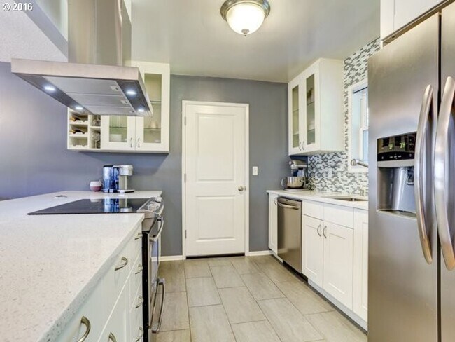Building Photo - Beautiful 3 Bedroom Ranch Style Home in Cedar Hills with Remodeled Gourmet Kitchen!