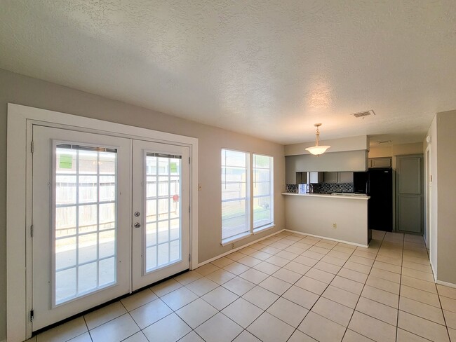 Building Photo - Three bedroom 2 full bath duplex style hom...