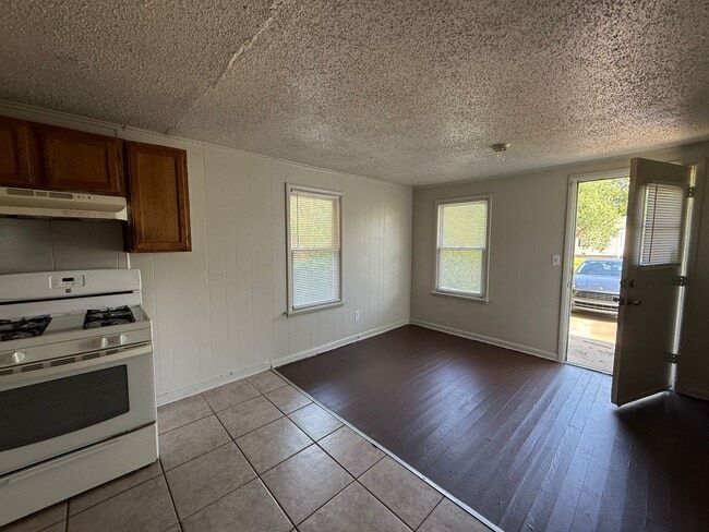 Building Photo - 4 bedroom house