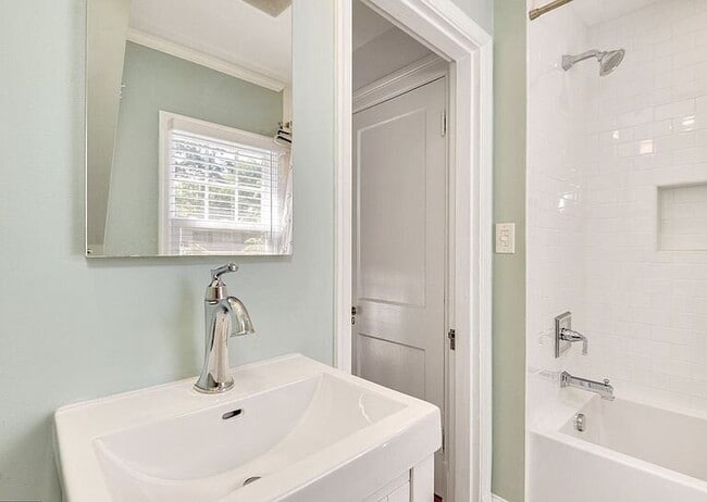 Building Photo - 3-Bed, 4-Bath Retreat in Chevy Chase!"