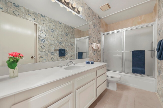 Building Photo - 175 Gran Via