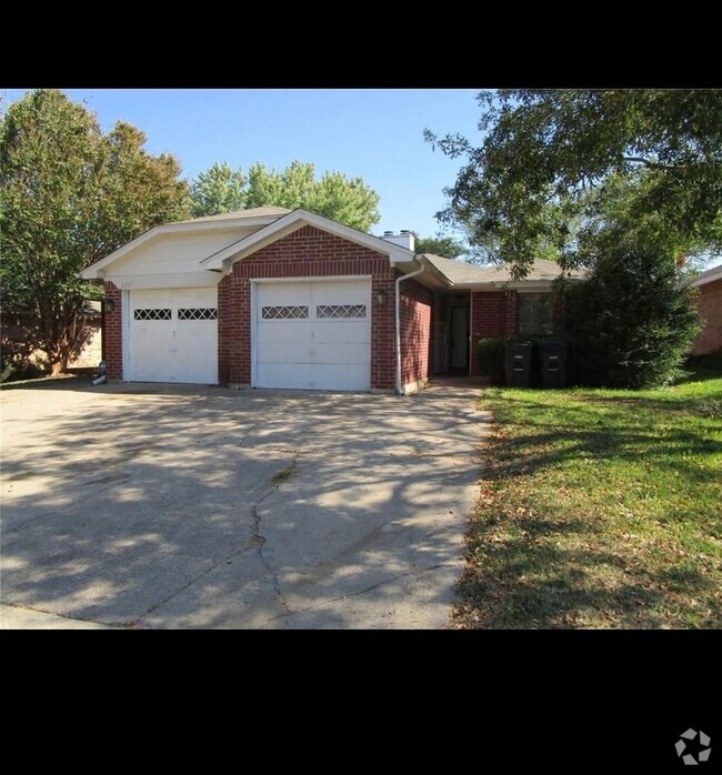 Building Photo - 3-bedroom Duplex in 76133