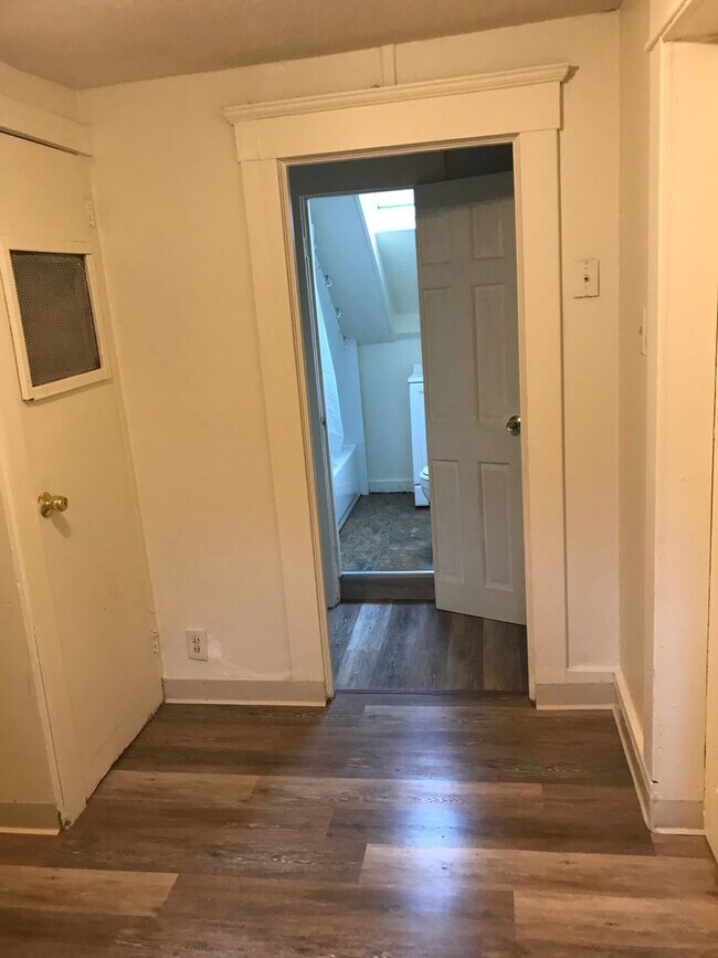 Building Photo - ELM 869-871