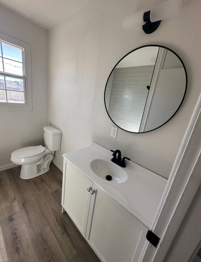 Building Photo - Cozy Contemporary Cottage – Charming 3-Bed...