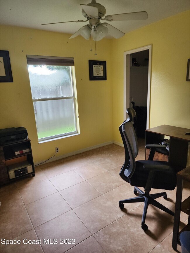 Building Photo - 890 Spirea Dr