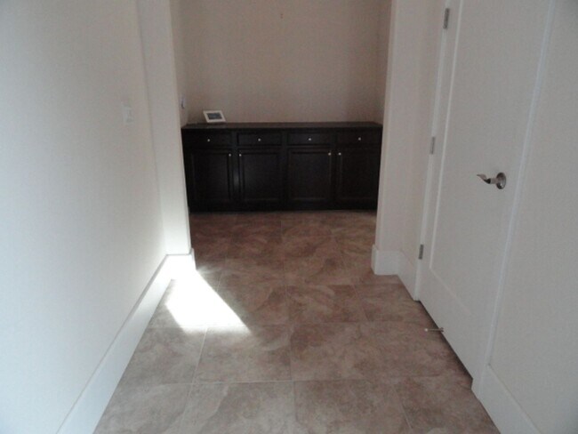 Building Photo - Great Home in East Garrison