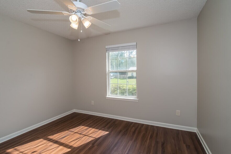 Building Photo - 3032 Twin Oak Dr S