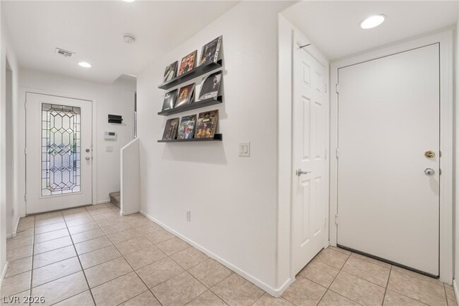 Building Photo - 9132 Gabardine Ave