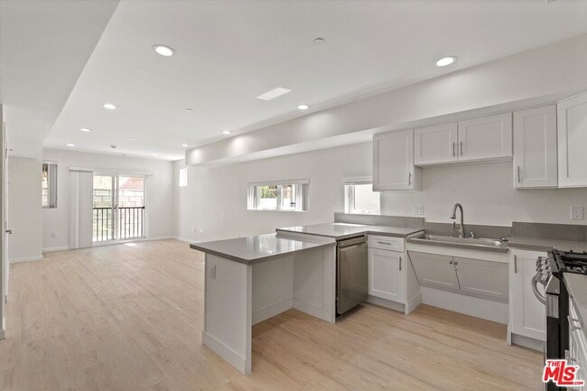 Building Photo - 1409 N Hobart Blvd