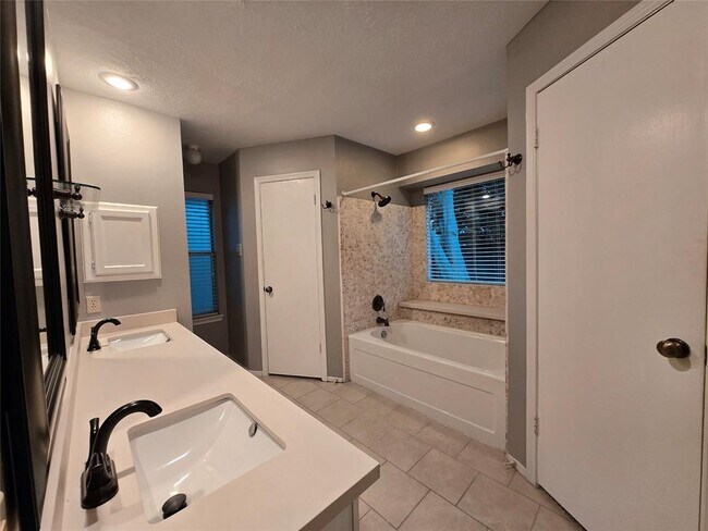 Building Photo - 2903 Avanti Dr