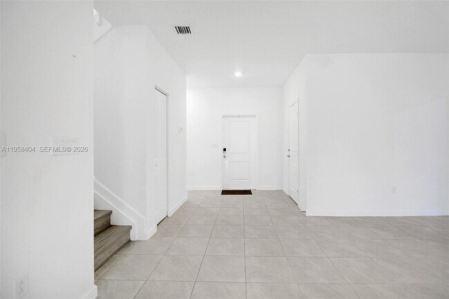 Building Photo - 879 SE 26th Ter