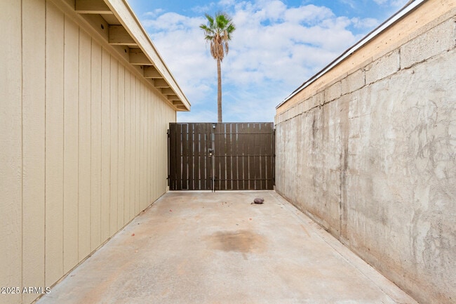 Building Photo - 1122 E Marny Rd