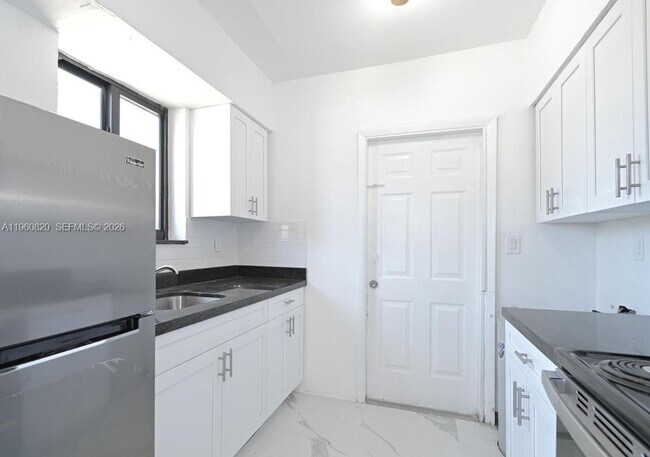 Building Photo - 811 81st St