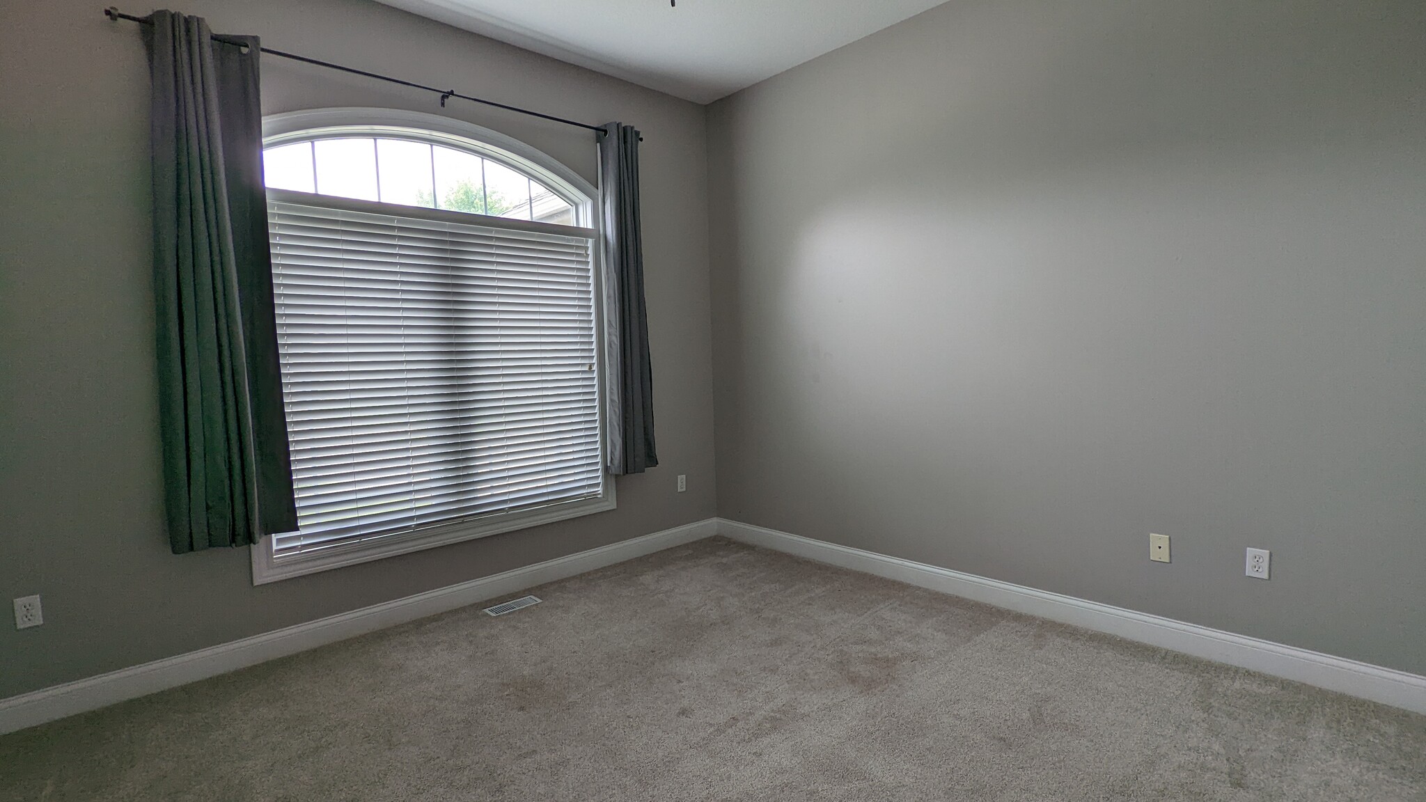 Building Photo - 306 Southwest Carriage Drive