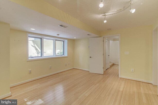 Building Photo - 1325 Darnall Dr
