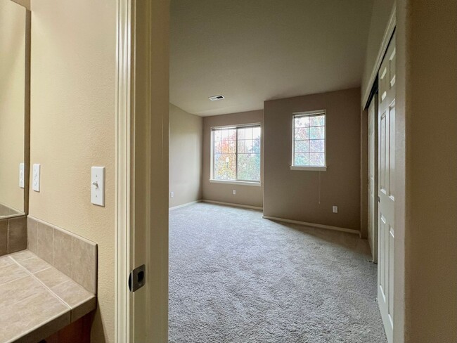 Building Photo - 2 Bed Townhouse with Two Master suites- Ne...