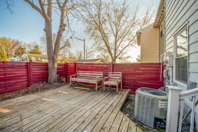 Building Photo - Terrific townhouse with off-street parking...