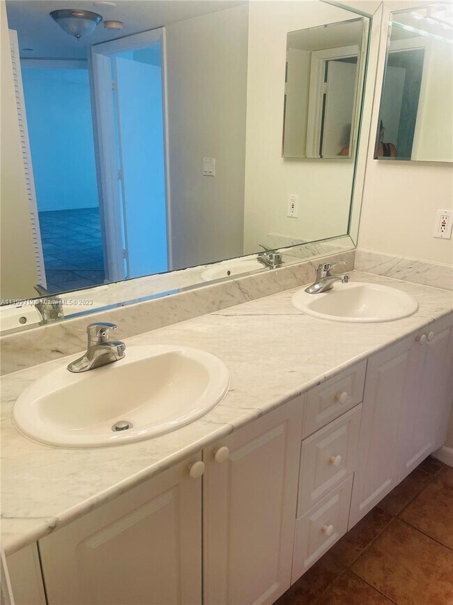 Building Photo - 8911 Collins Ave