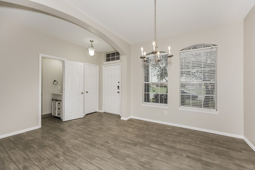 Building Photo - 2020 Natchez Dr