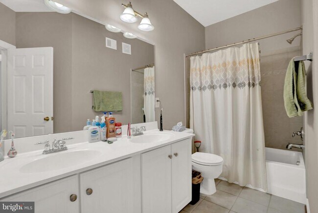 Building Photo - 2460 Eastbourne Dr