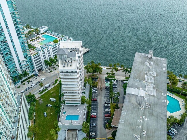 Building Photo - 1402 Brickell Bay Dr