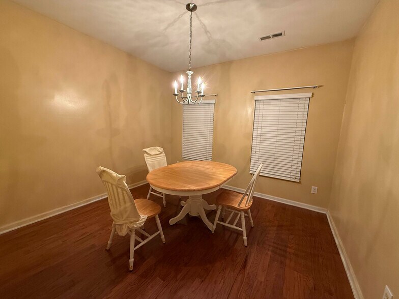 Building Photo - Room in House on Genlee Dr