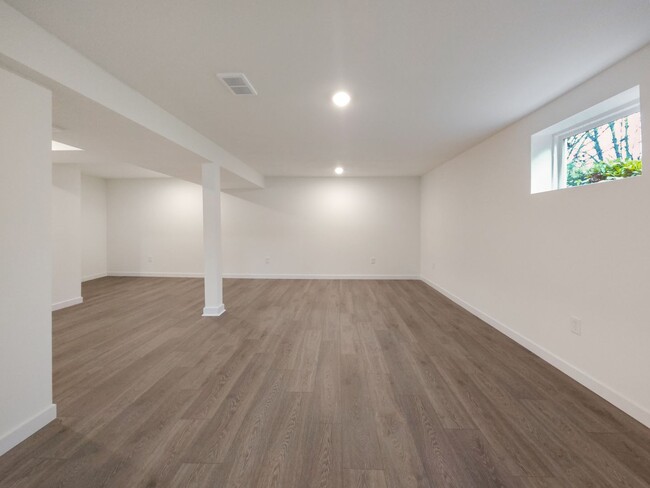 Building Photo - Beautifully Remodeled 3-Bedroom Home Near ...