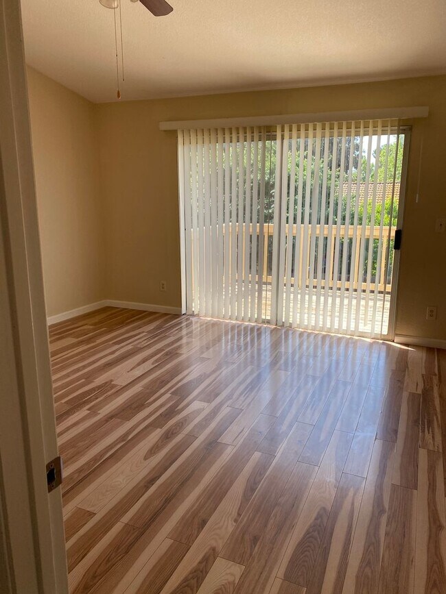 Building Photo - AVAILABLE NOW!! 4br 3ba