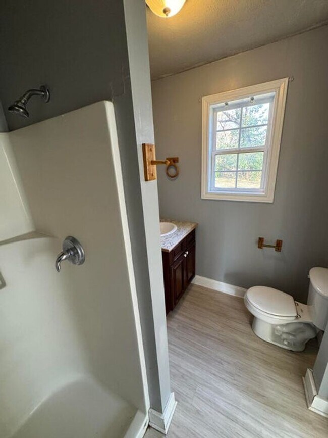 Building Photo - Clean duplex on the North side of Springfield. Remodeled