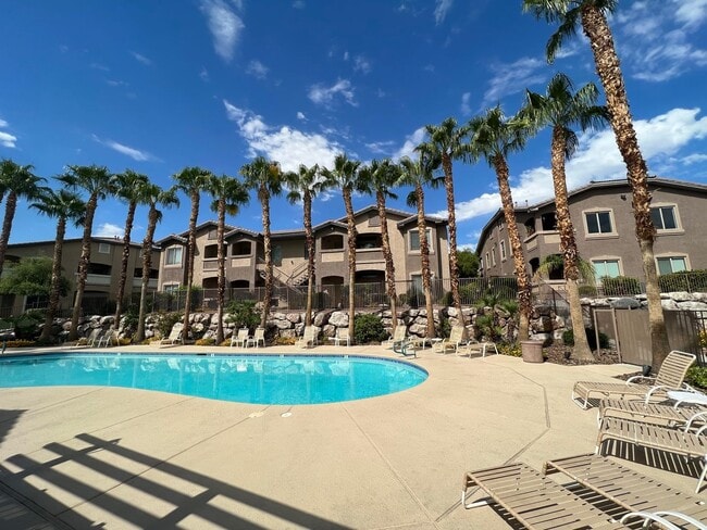 Building Photo - Beautifully remodeled 3 bedroom 2 bathroom downstairs condo right next to the pool!!
