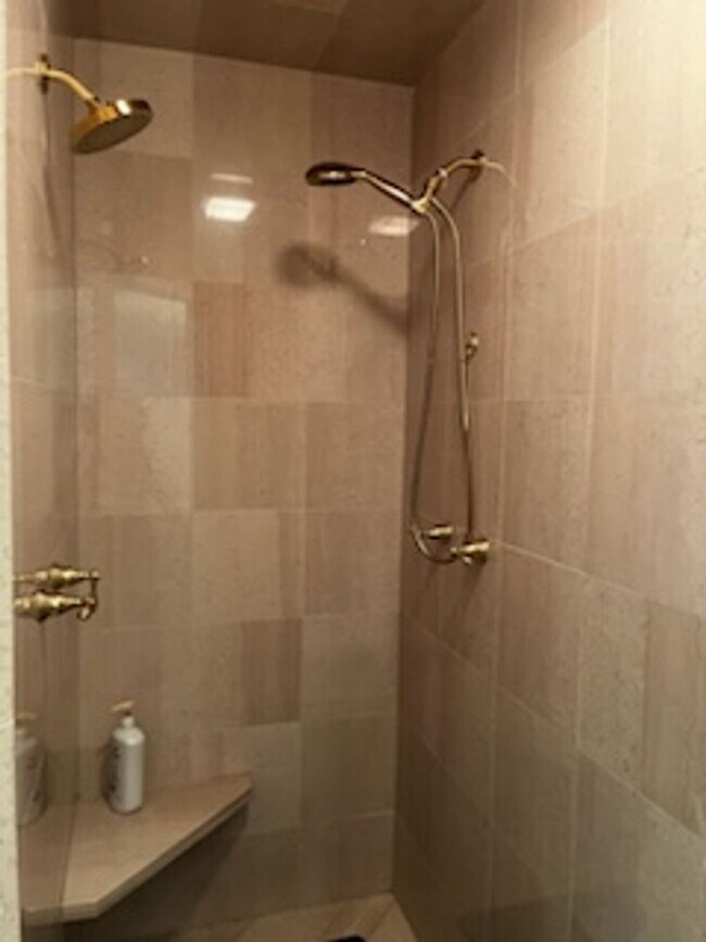 Building Photo - Stunning Custom Built Home with ALL Utilit...