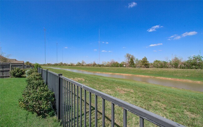 Building Photo - 2815 Dry Creek Dr