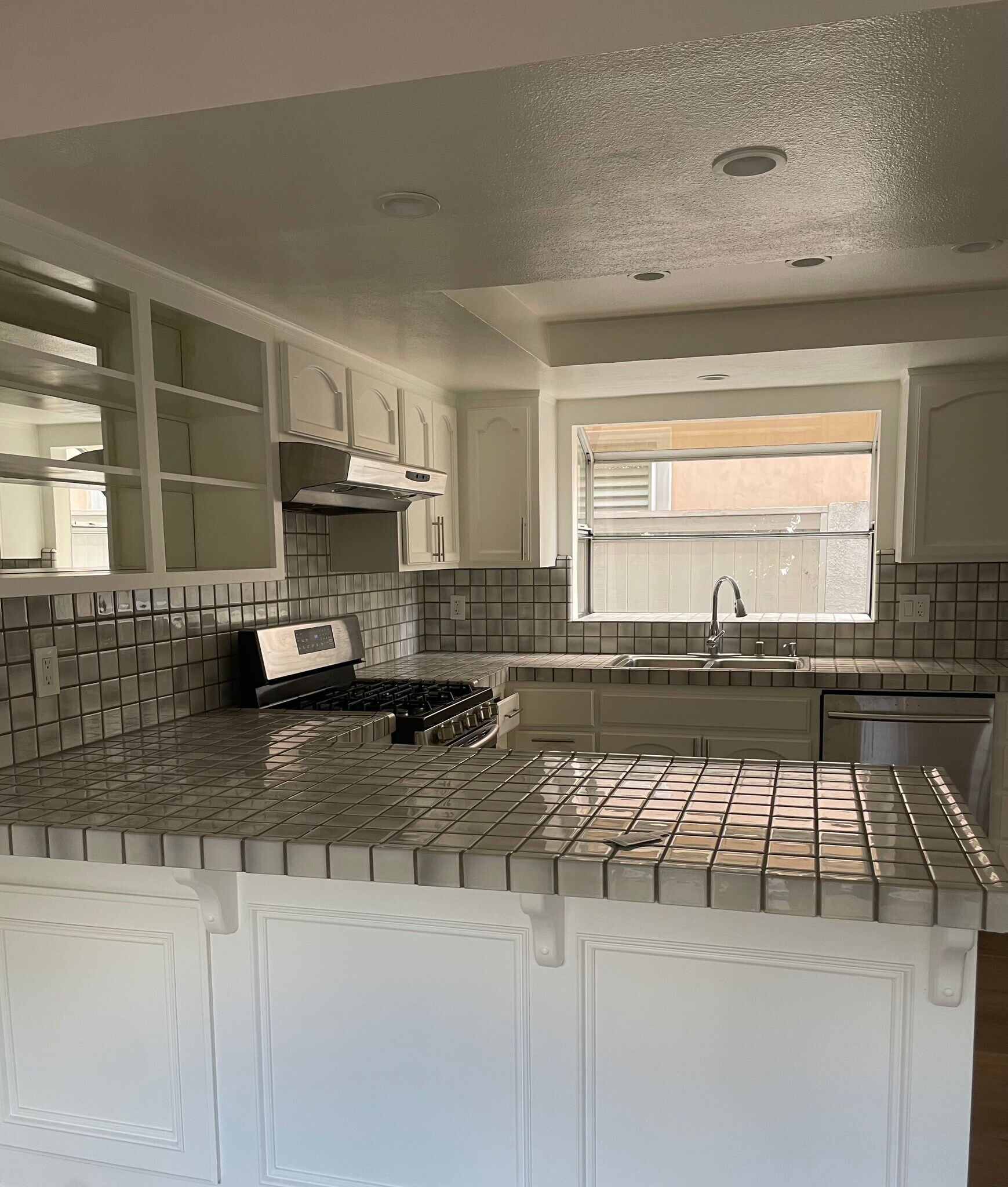 Elegant tiling throughout kitchen... - 2220 Curtis Ave
