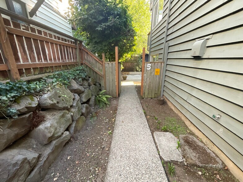 Building Photo - 935 N 85th St