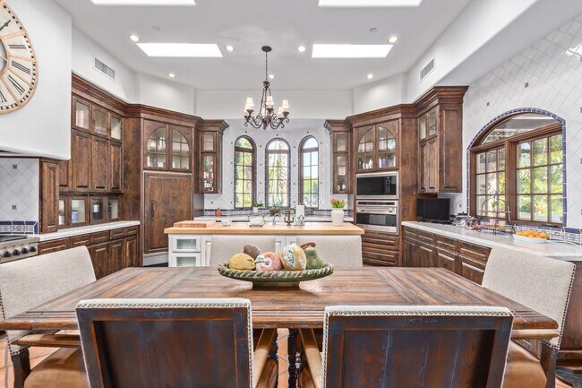 Building Photo - MUST SEE!!! FULLY-FURNISHED LUXURIOUS 6 Be...