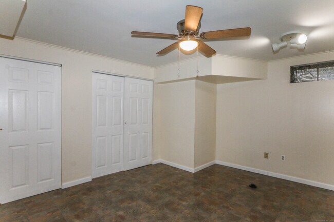 Building Photo - 409 The Meadows