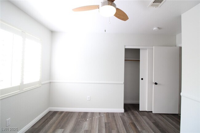 Building Photo - 301 Laguna Glen Dr