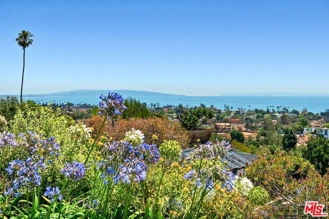 Building Photo - 1166 Las Pulgas Pl