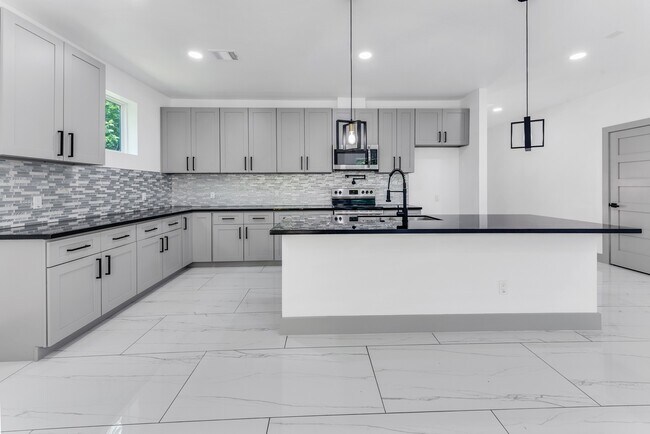 Building Photo - 90 Piping Rock Pl