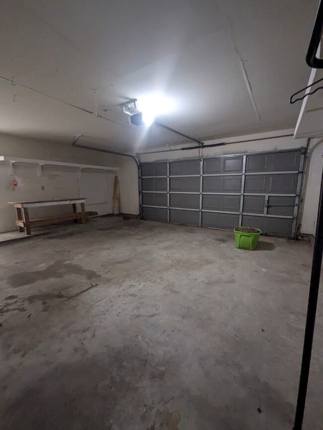 Building Photo - 827 Coral Tree Pl