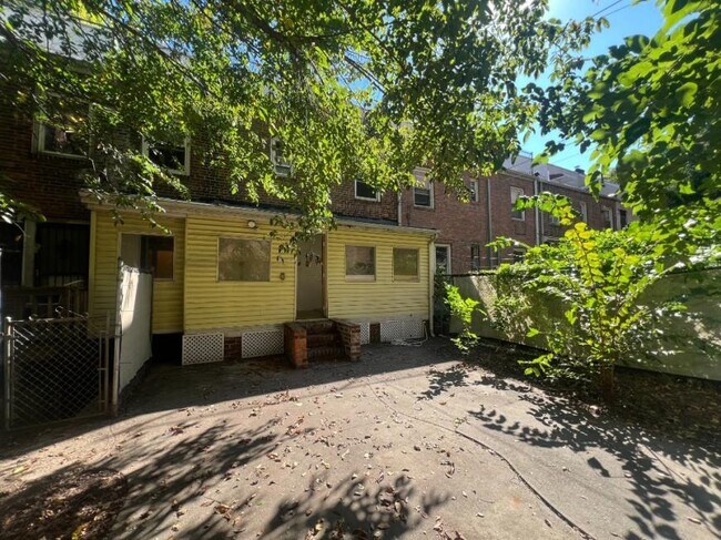 Building Photo - 2 bedroom in SUNNYSIDE NY 11104
