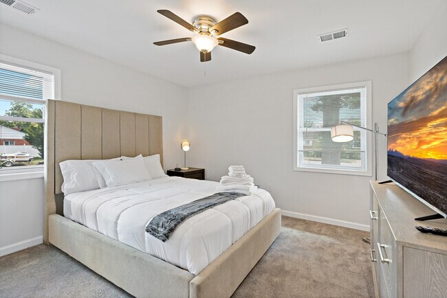 Building Photo - 6532 Summerton Way