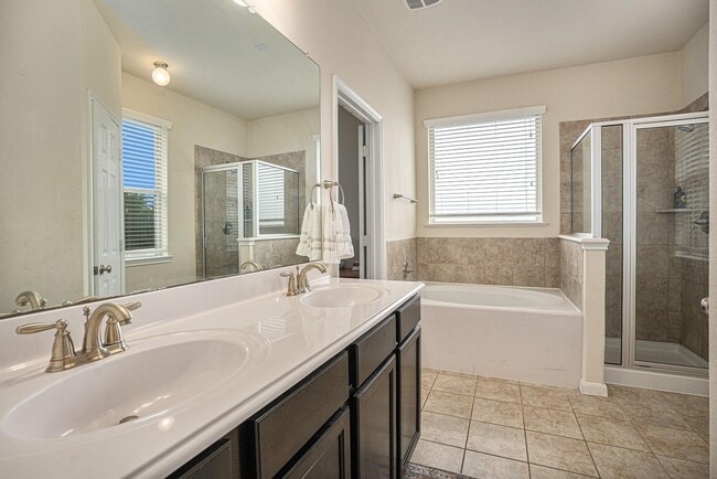 Building Photo - 2449 Pamplona Ln