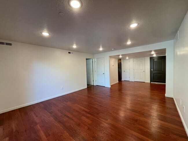 Building Photo - Remodeled 2 Bedroom 2 Bathroom Condo Near BYU